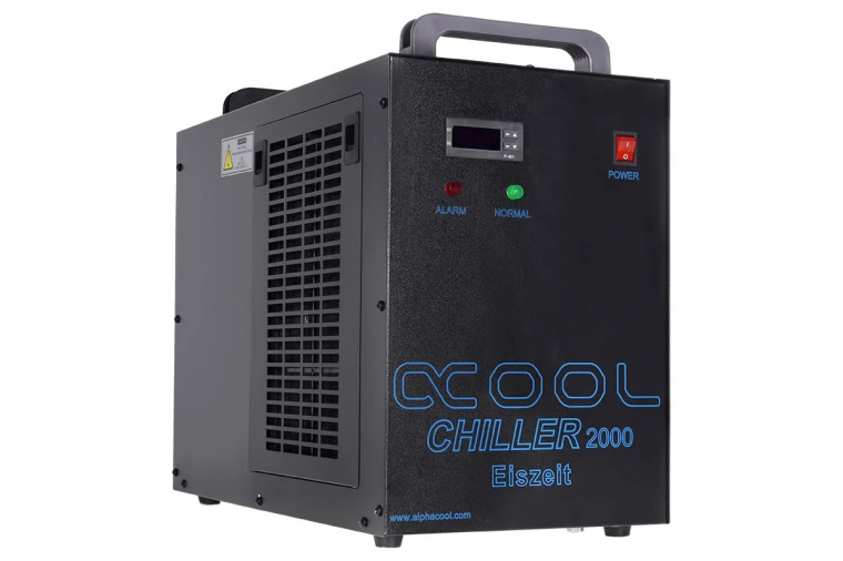 Érdemes szétnézni az Alphacool kínálatában, mert pl. ilyen chillerre bukkanhatsz, ami akár 1500 W hűtőteljesítményre is képes. A nagyteljesítményű kompresszornak köszönhetően szobahőmérsékletnél jóval alacsonyabb hőfokon tartja a keresztül áramló folyadékot, a hatékony működéshez azonban igen hangos üzem tartozik. Ha fanatikus PC-építő vagy, ez is lehet egy irány, de tudd, milyen kompromisszumokkal jár