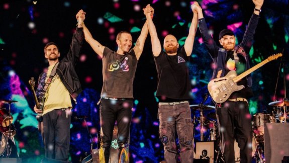 A techvezető viszonyát a Coldplay koncert csókkamerája buktatta le kép