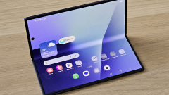 Valaki épp 200 ezerszer nyitogatja a Galaxy Z Fold 7-et élőben a YouTube-on kép