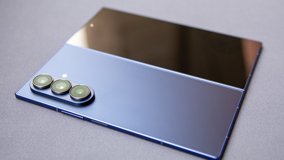 Jelentős kijelzőfrissítéssel érkezhet a Galaxy Z Fold 8 kép