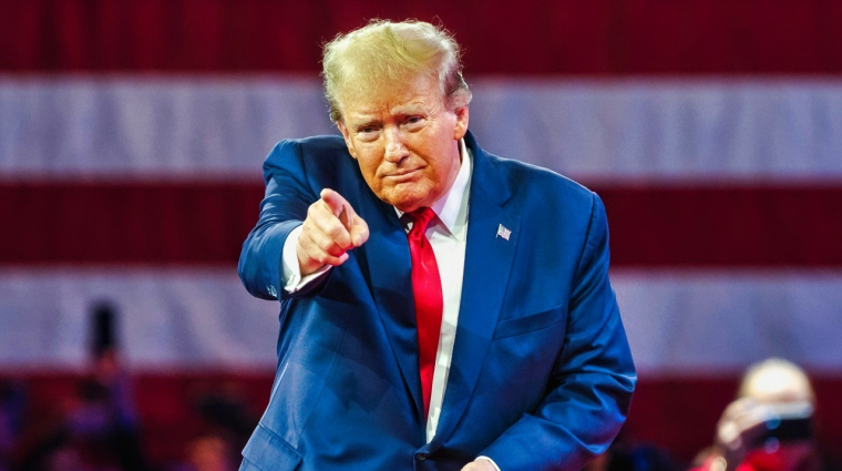 Donald Trump 10 milliárd dolláros pert indított egy számára kellemetlen cikk miatt kép