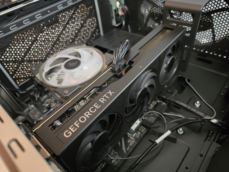 Semmi flanc, csak három darab ventilátor és moderált kártyaméret: ezzel a saját gyártású GeForce RTX 5070-nel szerelik az Orion 5000 friss konfigját. A 12 GB VRAM nem lesz elég az idők végezetéig, de a DLSS 4 MFG már most sokat segít a kártya sebességén