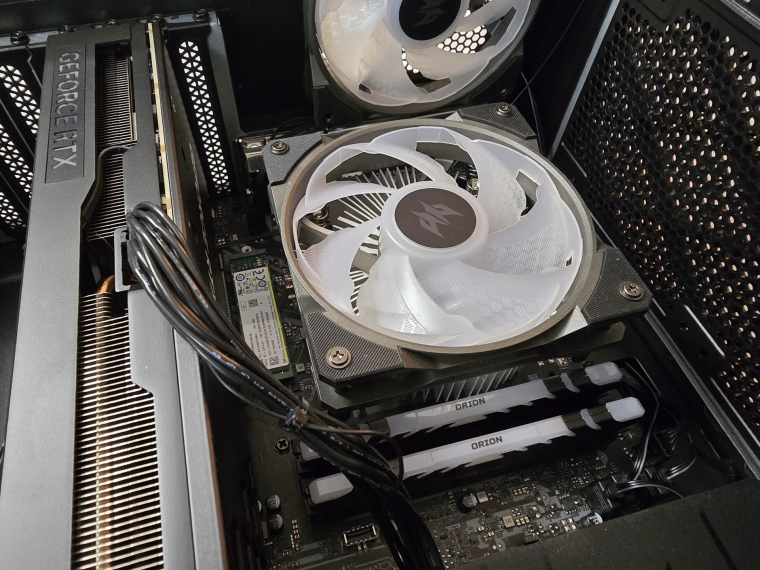 Nem annyira könnyű lecserélni a CPU-hűtőt, ám ha nem zavar a magas terhelésen fellépő szélzaj, akkor bőven megteszi a 65 W TDP-vel rendelkező Core Ultra 7-re szerelve