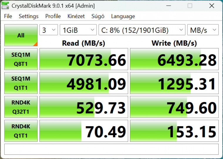 Az SK Hynixtól érkezik a PCIe 4.0 x4-es SSD-meghajtó, aminek sebessége és kapacitása is bőven elég egy otthoni gamer konfigba. Egyéb adataid mehetnek a HDD-kre, amikből kettőt helyezhetsz el a csavarhúzómentes bővítést nyújtó fiókokban