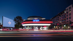 Megnyílt a Tesla Diner: retrófuturisztikus élmény Cybertruck-dobozos burgerekkel és Optimus robottal kép