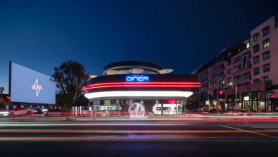 Megnyílt a Tesla Diner: retrófuturisztikus élmény Cybertruck-dobozos burgerekkel és Optimus robottal kép