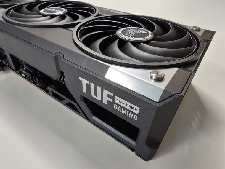 A TUF Gaming körítéshez nem tartozik látványos RGB-fényjáték, mindössze a kártya felső élére helyezett logó világít. Ilyen ez a Military Grade szemléletmód, túltervezett komponensek jöhetnek, csicsa nem kell