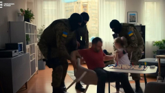 Otthonából rángatják ki, majd verik halálra a férfit az ukrán katonák a Harcosok Klubja AI-videójában kép
