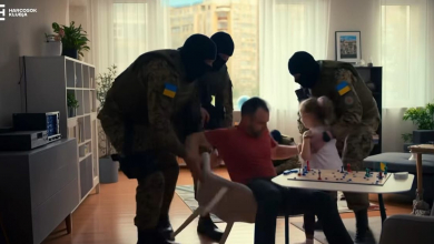 Otthonából rángatják ki, majd verik halálra a férfit az ukrán katonák a Harcosok Klubja AI-videójában kép