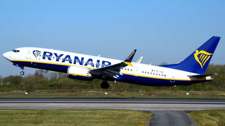 A Gazdasági Versenyhivatal eljárást indított a Ryanair ellen a nem túl fogyasztóbarát megoldásai miatt kép