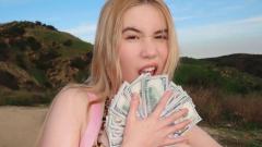 Lil Tay felnőtt, belépett az OnlyFansre, és három óra alatt kaszált egymillió dollárt kép