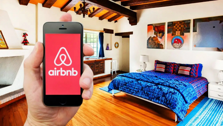 Gyors ütemben cseréli AI-ra ügyfélszolgálati alkalmazottait az Airbnb fókuszban