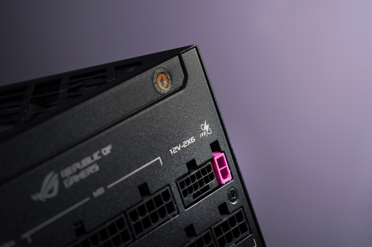 Íme az a bizonyos feszültség-érzékelés a nagyteljesítményű videokártyákhoz. Ajánlott használnod, mert így a tápegység több adatot kap a VGA teljesítményigényéről, a végeredmény pedig stabilabb tápellátás lesz