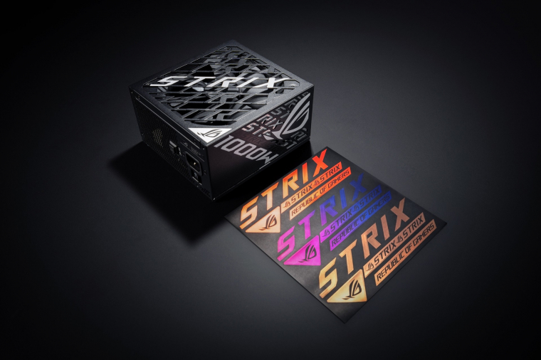 Nincs RGB LED, és látványos watt-kijelzés; de baj ez? A Strix sorozat épp a szolidabb és kompaktabb megjelenés miatt lehet vonzóbb, de azért matricák segítségével picit ezt is kiszínezheted