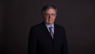 Lovász László matematikus kapta 2025-ben az Európai Tudományos Akadémia Erasmus-érmét kép