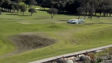 Videóra vették, ahogy egy golfpályába csapódik egy kisrepülő kép