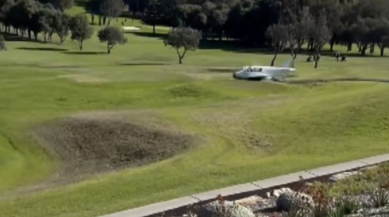 Videóra vették, ahogy egy golfpályába csapódik egy kisrepülő kép