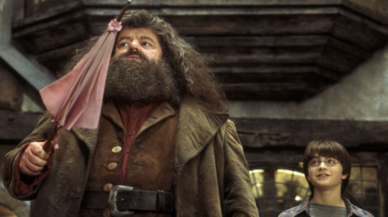 Harry és Hagrid a Foltozott Üstbe tartanak a Harry Potter-sorozat legújabb forgatási képein bevezetőkép