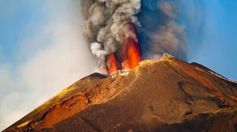 Ismét kitört az Etna, a légi közlekedésre figyelmeztetést adtak ki kép