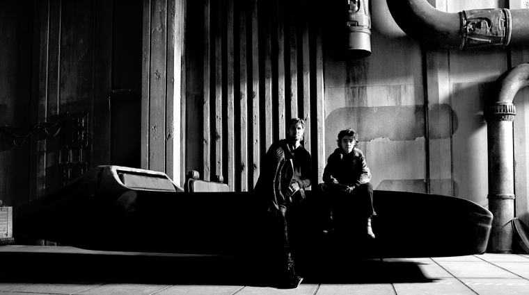 A Star Wars: Starfighter forgatásán járó Tom Cruise felkapta a kamerát, és leforgatott egy fénykardpárbajt bevezetőkép