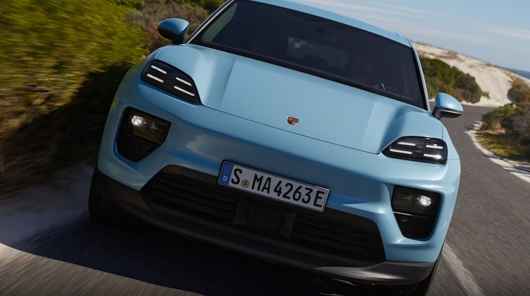 Beépített játékfunkcióval érkezik az új elektromos Porsche Macan kép