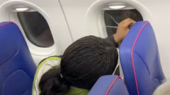 Nem megnyugtató, amikor a Wizz Air utaskísérője celluxszal javítgatja melletted a gép ablakát kép