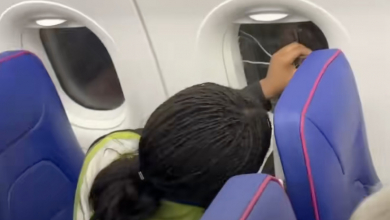 Nem megnyugtató, amikor a Wizz Air utaskísérője celluxszal javítgatja melletted a gép ablakát kép
