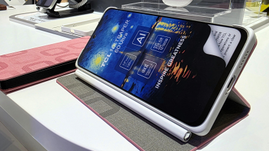 Ilyen a mobil, aminek a kijelzője egy papírlapra hasonlít kép