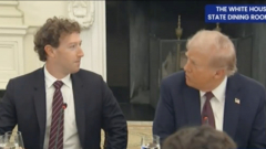 Videón, hogy valójában mennyire van Trump zsebében Mark Zuckerberg kép