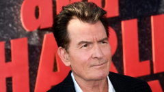 Charlie Sheen szerint Matthew Perry nem volt józan a memoárja népszerűsítésekor kép