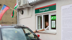 Nyíregyházán megnyitott az első magyar drive-through posta kép