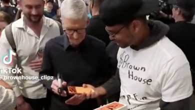 A nap szerencsétlene a srác, aki Tim Cook előtt ejtette el a vadiúj iPhone 17 Próját, amikor dedikáltatni akarta kép