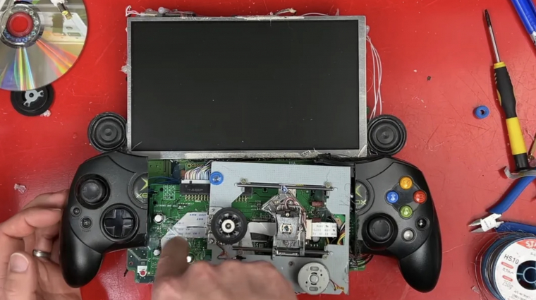 Így csinálj kézikonzolt a régi Xboxodból, ha túl sok időd és egy csomó ragasztód van kép