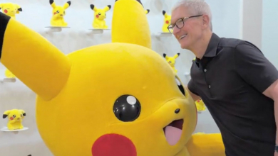 Tim Cook Pikachut ölelgeti, miközben újranyílik az Apple Ginza kép