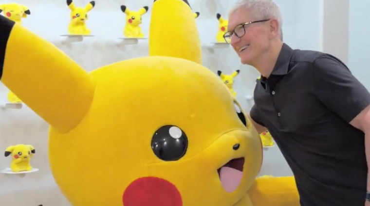 Tim Cook Pikachut ölelgeti, miközben újranyílik az Apple Ginza kép