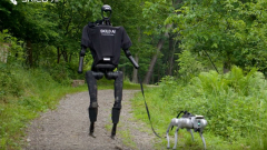 Láncfűrésszel se lehet megállítani ezt a robotot kép