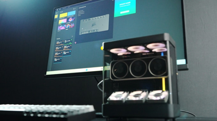 Ez az apró akvárium egy RTX 4070-et bújtat, amit 13 ventilátor próbál féken tartani kép