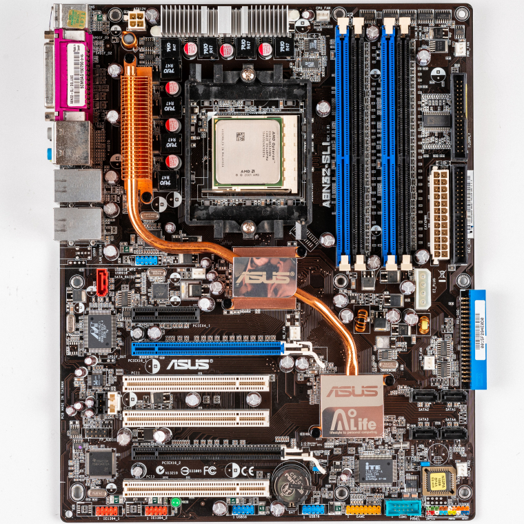 ASUS A8N32-SLI Deluxe + AMD Opteron 148 (2005) - Socket 939-es nForce4 alaplap és az 1,8 GHz-es Opteron CPU párosa, amely tuninggal akár 3,0 GHz-ig is eljutott, beérve a kor csúcskategóriás Athlon FX modelleket