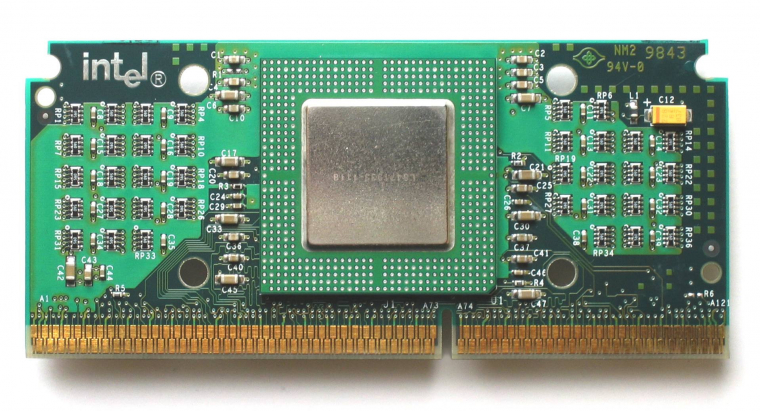 A tuningvilág legendája - 300 MHz-es alapórajelről egyszerűen 450 MHz-re húzható volt, ezzel a Pentium II csúcsteljesítményét kínálta töredékáron
