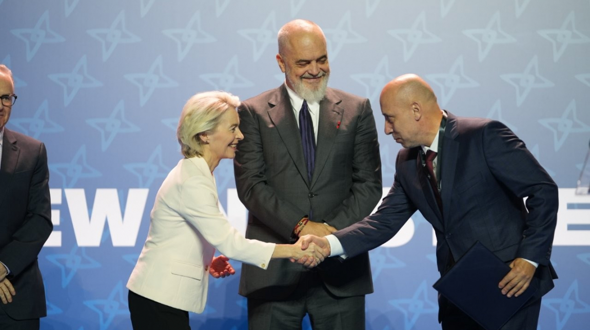 Zöld utat kapott a 4iG, hogy összekösse Afrikát, a Közel-Keletet és a Nyugat-Balkánt az EU-val kép