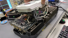 Ezen az RTX 5070 Ti-on van egy hatalmas lyuk és egy RX 580 tartja életben kép