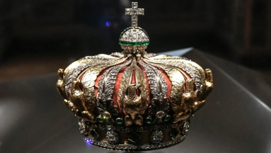 Menekülés közben ejtették el a 1354 gyémánttal díszített koronát a Louvre tolvajai fókuszban