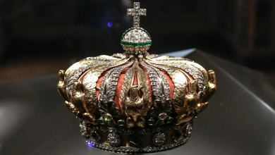 Menekülés közben ejtették el a 1354 gyémánttal díszített koronát a Louvre tolvajai kép