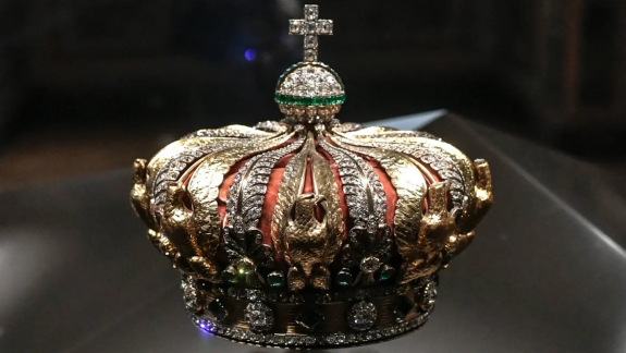 Menekülés közben ejtették el a 1354 gyémánttal díszített koronát a Louvre tolvajai kép