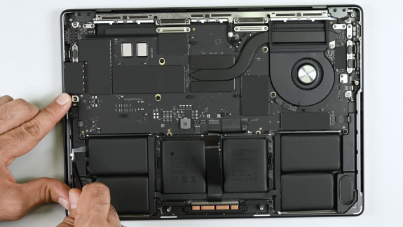 Végre könnyebb lett a MacBook Pro akkucseréje kép
