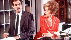 Elhunyt John Cleese sorozatbeli felesége, a Waczak szálló másik főszerepét játszó Prunella Scales kép