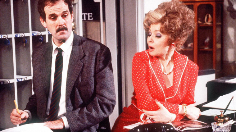 Elhunyt John Cleese sorozatbeli felesége, a Waczak szálló másik főszerepét játszó Prunella Scales bevezetőkép