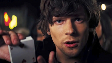 Jesse Eisenberg utcai bűvészként osztogatja a jegyeket a Szemfényvesztők új részére kép