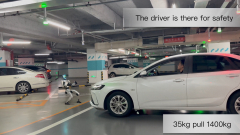 Ez a kis humanoid robot egy autót is képes elhúzni kép