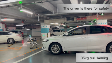 Ez a kis humanoid robot egy autót is képes elhúzni kép